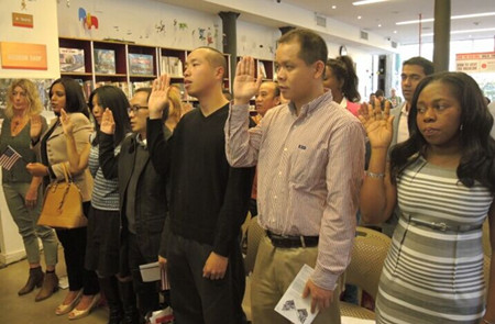 [新聞] 美國華裔新移民軍人宣誓入籍妻子見證