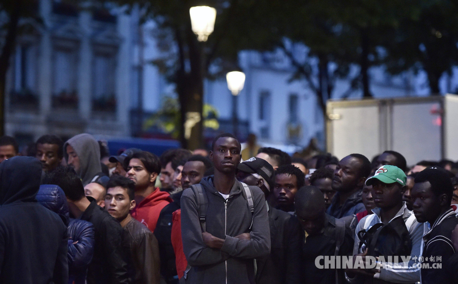 [新聞] 法國巴黎拆除臨時移民營大批移民等待撤離