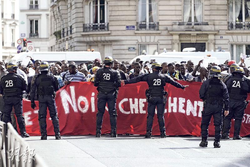 [新聞] 數百非法移民在巴黎先賢祠示威 大多來自西非