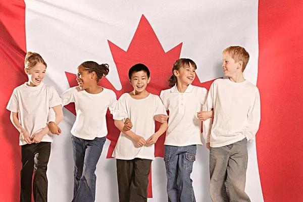 加拿大的「一人申請，全家移民」中，全家指的是哪些家屬？